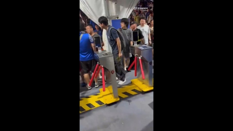 三人围攻武磊球衣小球迷被行拘 李璇：处罚应该但勿给申花球迷整体贴标签