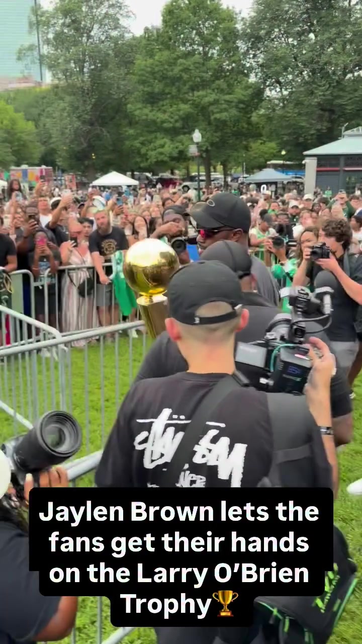 荣耀属于你们！布朗与波士顿球迷互动 让球迷亲手捧起冠军奖杯