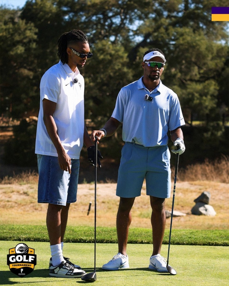 又搞团建！湖人官方晒布朗尼和一众新援打高尔夫的照片
