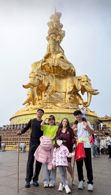 即将赴国足集训,蹇韬、杨明洋两家同游峨眉山 即将赴国足集训,蹇韬、杨明洋两家同游峨眉山