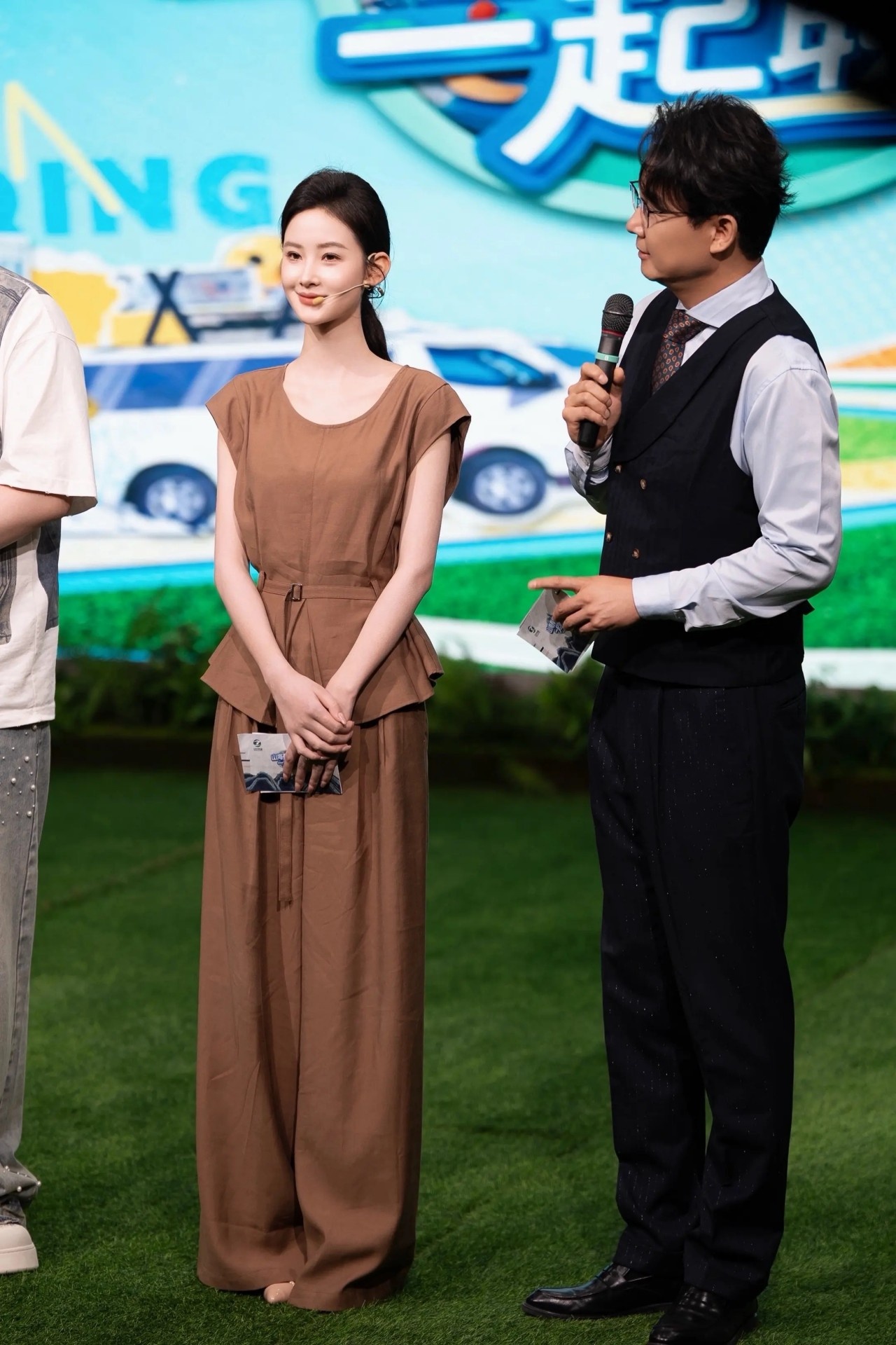整活！郭艾伦上节目中体验成亲环节 与美女主持刘一一上演互动