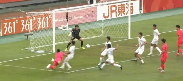 极具威胁！朱辰杰开场第2分钟头球冲顶攻门，泰国门将做出扑救